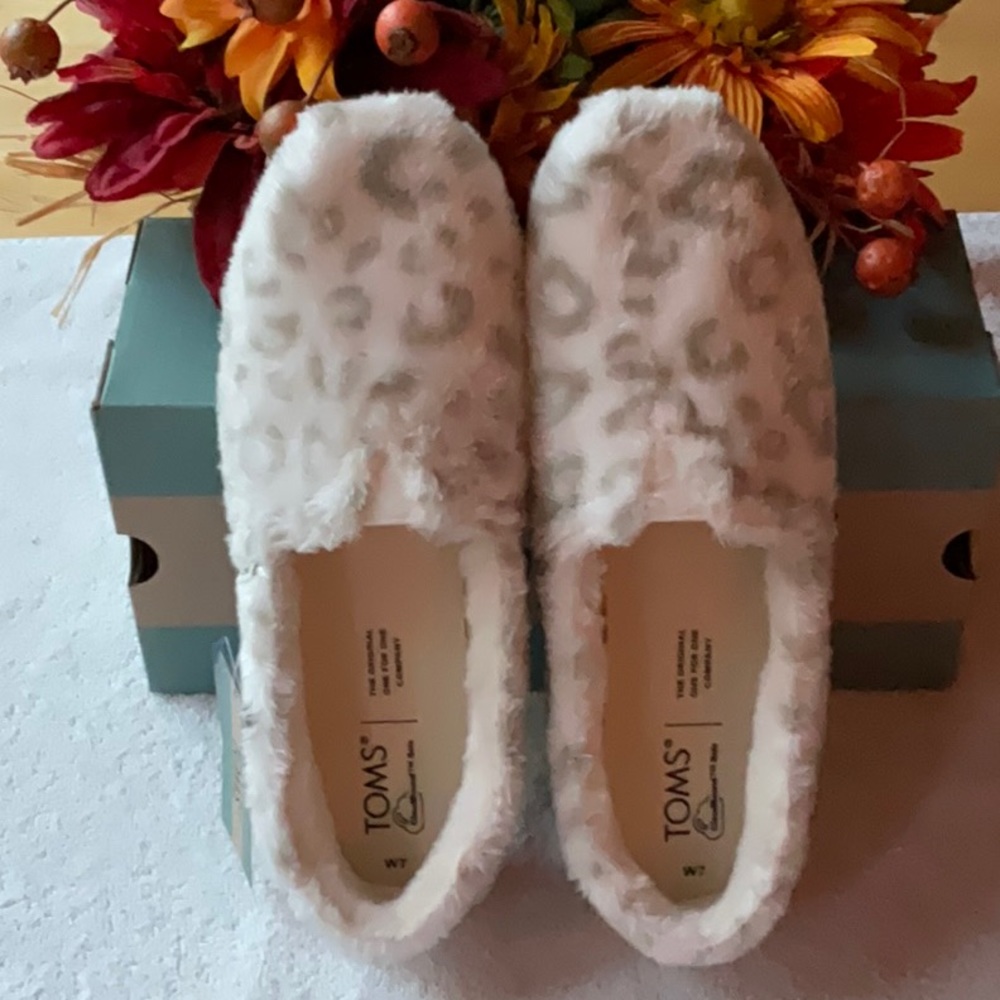 🐆 TOMS  WHITE SNOW LEOPARD FLEECE ALPARGATA  SHOES 🐆 NWT 🐆